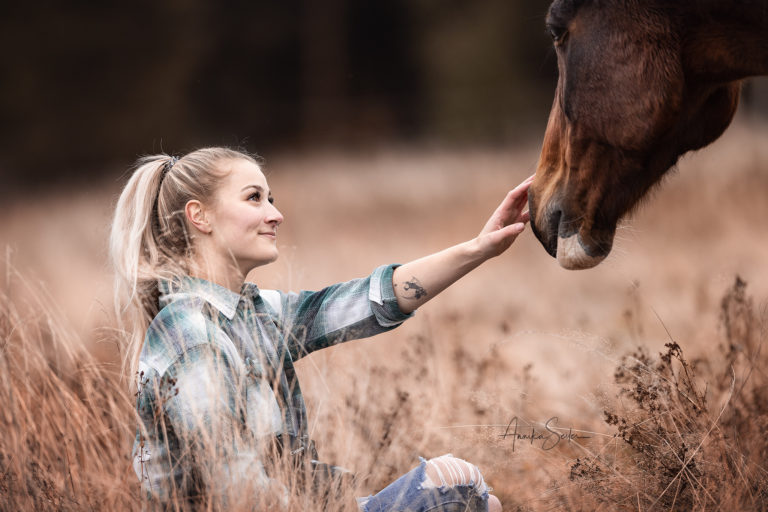 Frau mit Tattoo und Pferd und Kamera