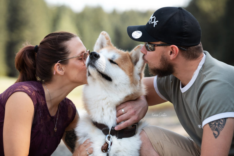 Akita Inu mit Besitzern im Harz