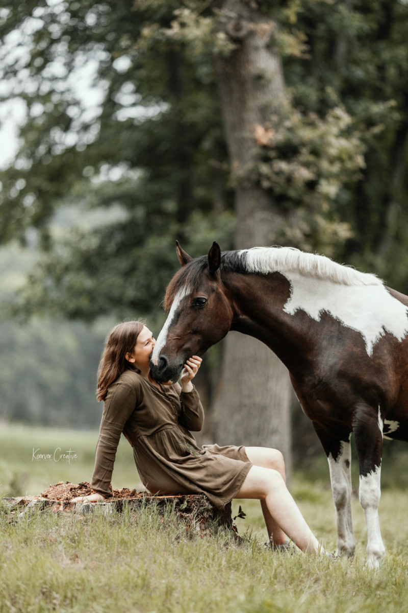 Scheckenpony und Frau